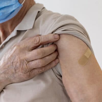 Especialistas da OMS recomendam 3ª dose de vacina da Covid para idosos que receberam CoronaVac e imunossuprimidos