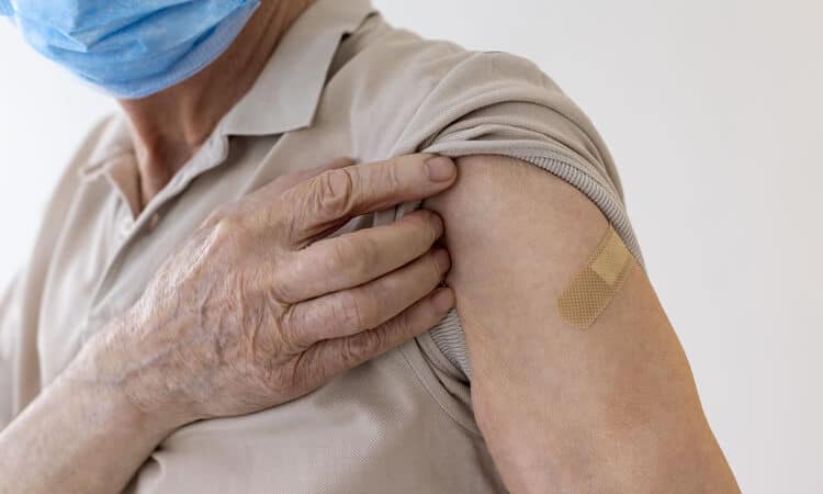 Especialistas da OMS recomendam 3ª dose de vacina da Covid para idosos que receberam CoronaVac e imunossuprimidos